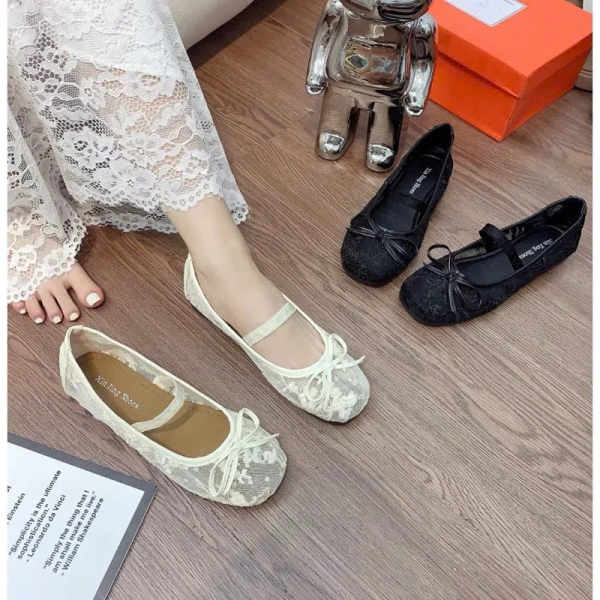 Giày bệt ren hoa thực tế: khi sự nhẹ nhàng gặp thử thách độ bám trên phố - Ảnh 1