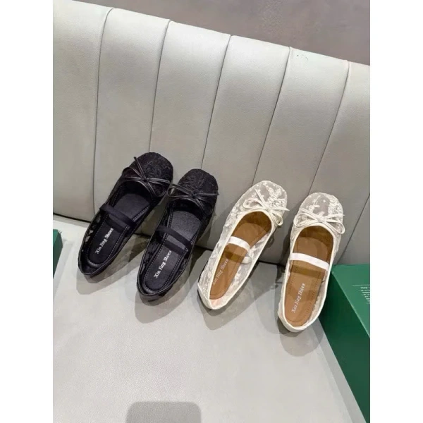 Khi bạn bước ra khỏi nhà trong một ngày mưa phùn, mặt đường thường ẩm ướt và có thể bị bám lá hoặc bụi. (Ảnh 3)