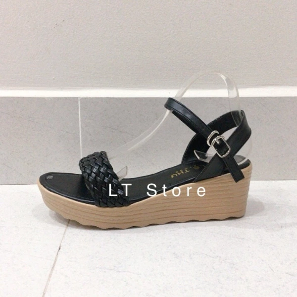 So với ba mẫu trên, giày cao gót quai tết 5 cm nổi bật ở cân bằng giữa độ cao, độ nhẹ và tính thẩm mỹ. (Ảnh 3) So với ba mẫu trên, giày cao gót quai tết 5 cm nổi bật ở cân bằng giữa độ cao, độ nhẹ và tính thẩm mỹ. (Ảnh 3)
