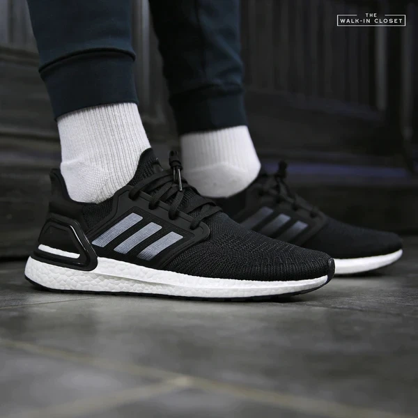 Khi mới mở hộp, đôi adidas Utraboost 6.0 (mẫu UB 6.0) ngay lập tức thu hút bằng vẻ “đầy sức sống” của lớp midsole xanh dương nhấp nhô. (Ảnh 2) Khi mới mở hộp, đôi adidas Utraboost 6.0 (mẫu UB 6.0) ngay lập tức thu hút bằng vẻ “đầy sức sống” của lớp midsole xanh dương nhấp nhô. (Ảnh 2)