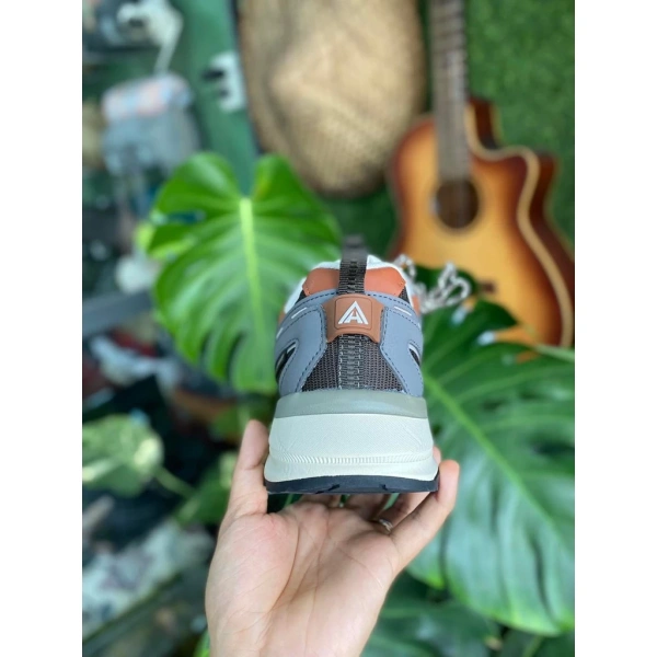 Những tiêu chuẩn này thường được nhà sản xuất cung cấp trong tài liệu kỹ thuật, nhưng trong thực tế người dùng thường tự thử bằng cách ngâm một chân vào bồn nước sâu 5‑10 cm trong 10‑15 phút, sau đó kiểm tra cảm giác ẩm ướt bên trong. (Ảnh 3)