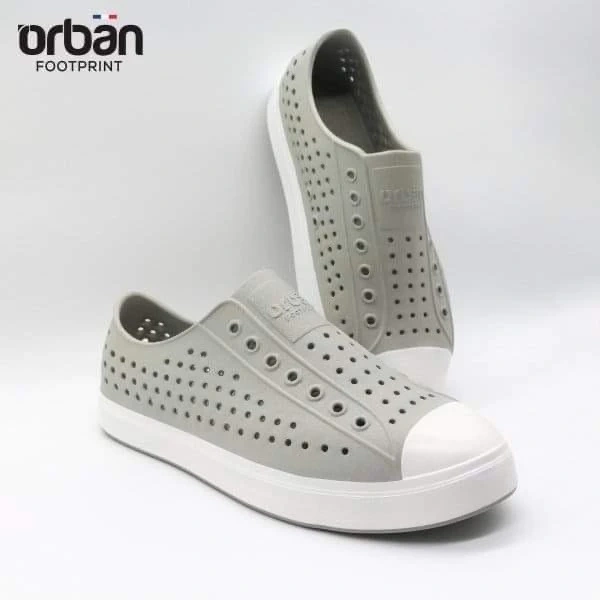 Khả năng chống nước của giày Urban không chỉ là “không thấm nước” đơn thuần; chất liệu EVA Phylon có cấu trúc bọt kín, ngăn ngừa nước xâm nhập vào lớp lót và giảm nguy cơ ẩm ướt bên trong. (Ảnh 2) Khả năng chống nước của giày Urban không chỉ là “không thấm nước” đơn thuần; chất liệu EVA Phylon có cấu trúc bọt kín, ngăn ngừa nước xâm nhập vào lớp lót và giảm nguy cơ ẩm ướt bên trong. (Ảnh 2)