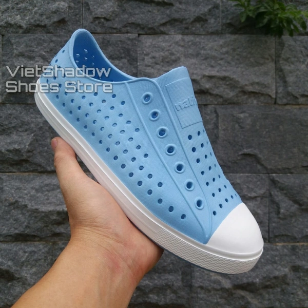 Dưới đây là bảng so sánh nhanh về các loại giày thông dụng cho mùa mưa, tập trung vào tiêu chí “độ bám trên đá ẩm”. (Ảnh 3)