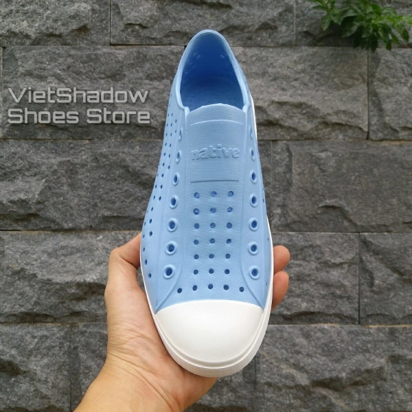 Giày nhựa, dù là vật liệu không thấm nước, vẫn cần được chăm sóc đúng cách để duy trì độ bền và vẻ ngoài mới. (Ảnh 5)