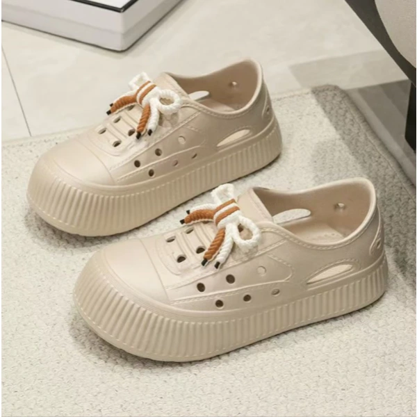Giày nhựa lỗ Fashion thể thao, được thiết kế đặc biệt cho những người di chuyển thường xuyên, mang đến những ưu điểm nổi bật mà nhiều loại giày khác không có. (Ảnh 3) Giày nhựa lỗ Fashion thể thao, được thiết kế đặc biệt cho những người di chuyển thường xuyên, mang đến những ưu điểm nổi bật mà nhiều loại giày khác không có. (Ảnh 3)