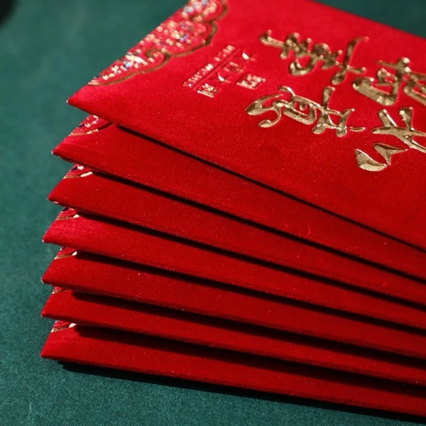 Dù giấy cól và giấy kraft có độ bền tốt hơn, nhưng giấy phủ nhung vẫn giữ vị trí dẫn đầu về mặt thẩm mỹ và cảm giác chạm tay, phù hợp khi bạn muốn tạo ấn tượng “đặc biệt” trong ngày trọng đại. (Ảnh 3) Dù giấy cól và giấy kraft có độ bền tốt hơn, nhưng giấy phủ nhung vẫn giữ vị trí dẫn đầu về mặt thẩm mỹ và cảm giác chạm tay, phù hợp khi bạn muốn tạo ấn tượng “đặc biệt” trong ngày trọng đại. (Ảnh 3)