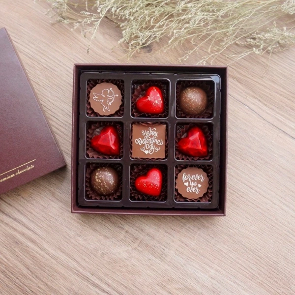 Giá bán lẻ của Socola Valentine 14/2 hộp 9 viên SO09 hiện được niêm yết ở mức 240.000 VNĐ, giảm còn 200.000 VNĐ tại một số kênh bán hàng online. (Ảnh 2)