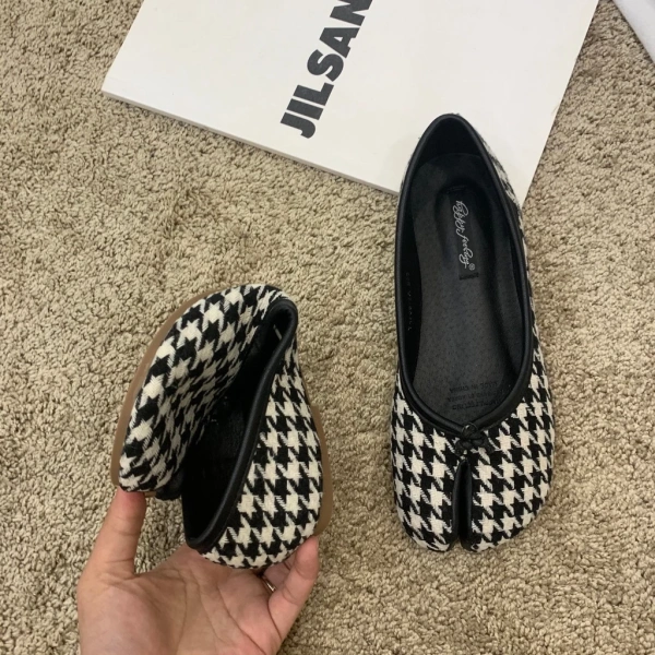Giày sandal nữ chia mũi mùa hè: khi sự thoải mái ban đầu gặp khó khăn từ đế bằng dày. - Ảnh 4 Giày sandal nữ chia mũi mùa hè: khi sự thoải mái ban đầu gặp khó khăn từ đế bằng dày. - Ảnh 4