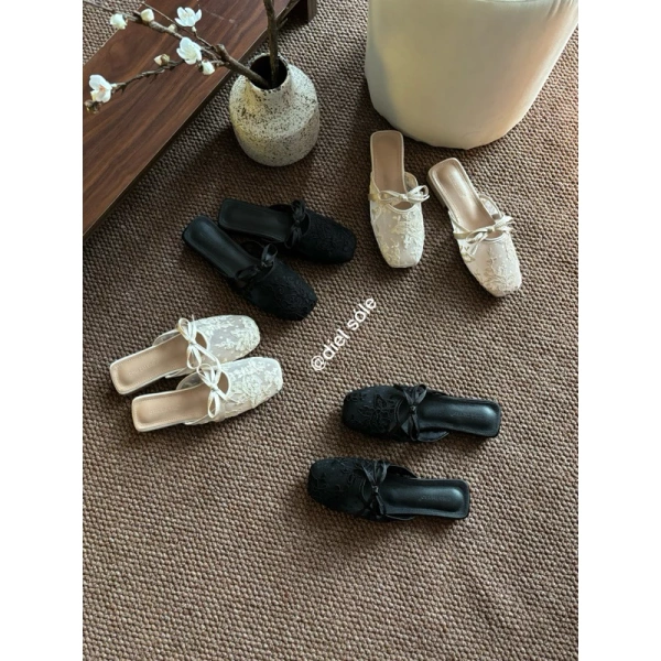 Giày sục ballet thường được thiết kế lấy cảm hứng từ điệu nhảy ballet nhẹ nhàng, với các đường nét mảnh mai, độ cao gót vừa phải (khoảng 2–3 cm) và phần đế bằng cao su mềm. (Ảnh 2) Giày sục ballet thường được thiết kế lấy cảm hứng từ điệu nhảy ballet nhẹ nhàng, với các đường nét mảnh mai, độ cao gót vừa phải (khoảng 2–3 cm) và phần đế bằng cao su mềm. (Ảnh 2)