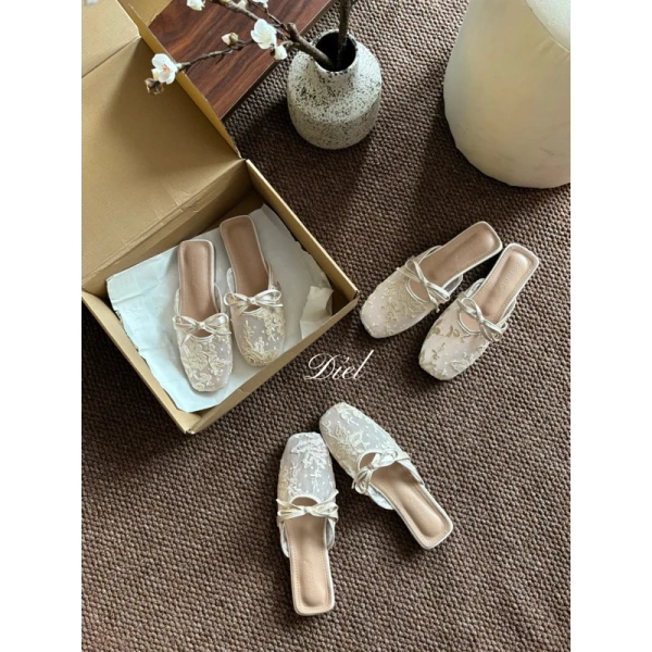 Mặc dù các mẫu giày sục ballet được quảng cáo là chống trơn trượt, nhưng trong thực tế người dùng vẫn phản ánh cảm giác chân trượt trên mặt sàn nhựa, gạch men hoặc các bề mặt ướt. (Ảnh 4) Mặc dù các mẫu giày sục ballet được quảng cáo là chống trơn trượt, nhưng trong thực tế người dùng vẫn phản ánh cảm giác chân trượt trên mặt sàn nhựa, gạch men hoặc các bề mặt ướt. (Ảnh 4)
