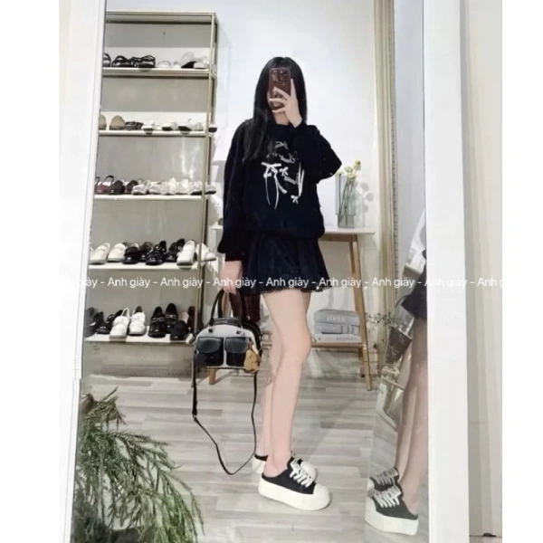 Việc mua giày sục không chỉ dựa vào hình ảnh “đẹp” mà còn phải chú trọng tới cảm giác khi mang. (Ảnh 4)