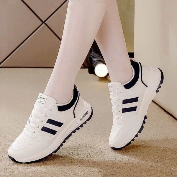 Khi lựa chọn giày thể thao nữ, không chỉ có giày da Hàn Quốc mà còn có các lựa chọn khác như giày vải dệt, giày lưới polyester hay giày nhựa cao su. (Ảnh 4)