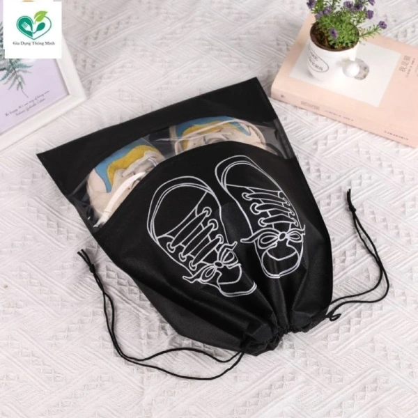 Việc sắp xếp đúng cách không chỉ bảo vệ giày mà còn giúp bạn tối đa hoá diện tích dùng cho quần áo và phụ kiện. (Ảnh 4)