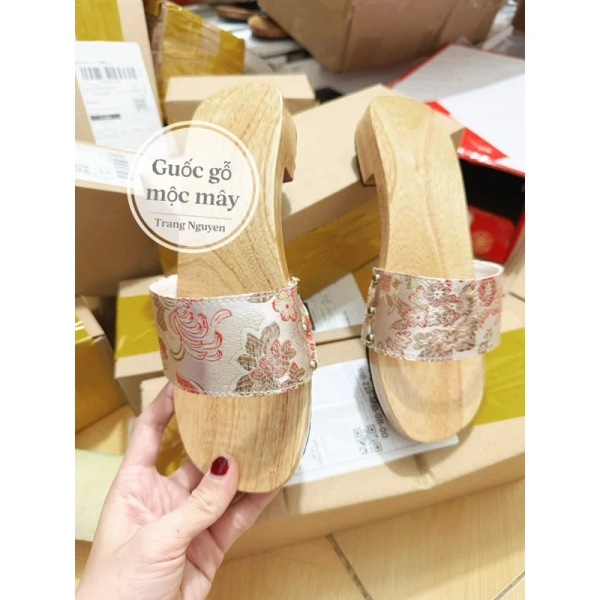 Thói quen vắt sạch guốc sau mỗi lần dùng không chỉ giúp loại bỏ bụi bẩn mà còn ngăn ngừa mốc và mùi khó chịu. (Ảnh 2)