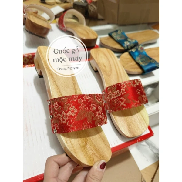 Hiện nay, nhiều cửa hàng cung cấp guốc mộc gấm với các chi tiết và giá cả khác nhau. (Ảnh 3)