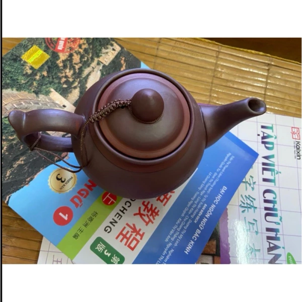 Men truyền thống của ấm Tử Sa thường dày và mịn, tạo ra một lớp bảo vệ sáng bóng, ngăn ngừa nước thẩm thấu vào thân đất. (Ảnh 2) Men truyền thống của ấm Tử Sa thường dày và mịn, tạo ra một lớp bảo vệ sáng bóng, ngăn ngừa nước thẩm thấu vào thân đất. (Ảnh 2)
