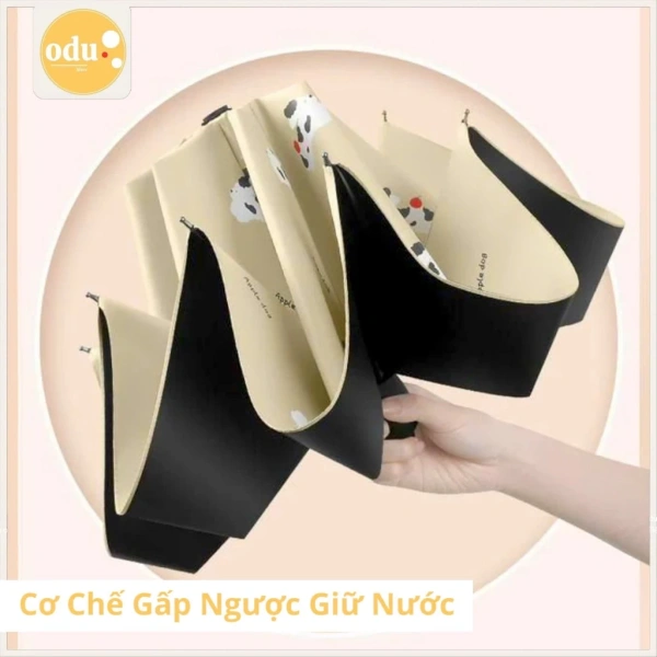 Ô gấp ba hình không chỉ là một phụ kiện chống thời tiết đơn thuần; nó còn mang đến khả năng thay đổi hình ảnh và chức năng tùy thuộc vào môi trường xung quanh. (Ảnh 2)