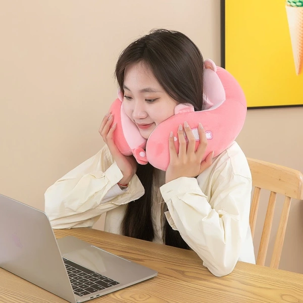 Trong dòng sản phẩm hiện có, Gối ngủ chữ U thêu hình Kuromi dễ thương BAG U GUOA988 là một ví dụ cụ thể về việc cân bằng giữa độ dày, chất liệu và thiết kế. (Ảnh 5)