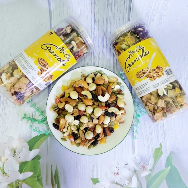 Granola không đường thường được làm từ sự kết hợp của các loại hạt (hạt điều, hạt óc chó, hạnh nhân...), ngũ cốc nguyên hạt, và một ít trái cây sấy khô (xoài, nho). (Ảnh 2)