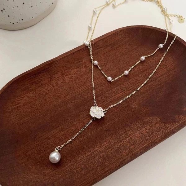 Hai lớp vòng cổ tinh tế làm nổi bật trang phục, nhưng cảm giác nặng và bám mồ hôi khiến người mặc phải cân nhắc lại. - Ảnh 4