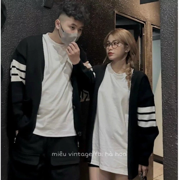 Một áo khoác chỉ với một màu truyền thống thường mang lại cảm giác an toàn, tuy nhiên chúng cũng dễ bị “đánh đồng” trong đám đông. (Ảnh 2) Một áo khoác chỉ với một màu truyền thống thường mang lại cảm giác an toàn, tuy nhiên chúng cũng dễ bị “đánh đồng” trong đám đông. (Ảnh 2)