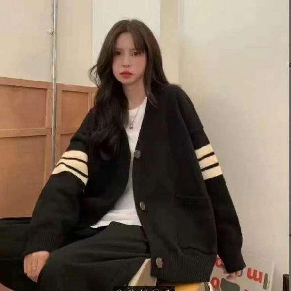 Dưới đây là một số gợi ý thực tế, giúp bạn biến áo cadigan 2 màu thành trung tâm của outfit mà không lo “bắt trễ” phong cách. (Ảnh 3) Dưới đây là một số gợi ý thực tế, giúp bạn biến áo cadigan 2 màu thành trung tâm của outfit mà không lo “bắt trễ” phong cách. (Ảnh 3)