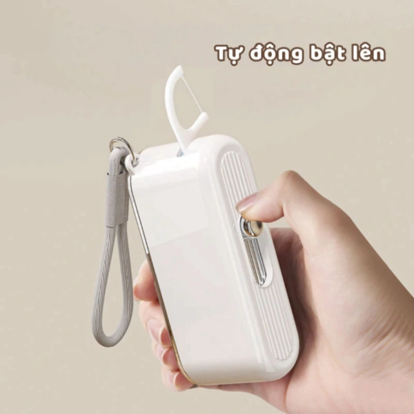 Hệ thống nút nhấn được thiết kế để “đẩy” tăm ra từng chiếc một. (Ảnh 2)