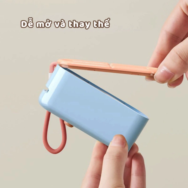 Nút bấm được làm sạch sẽ giảm ma sát, giúp bạn lấy tăm chỉ một cách nhanh chóng và nhẹ nhàng, tránh cảm giác kẹt hoặc bật ra mạnh quá. (Ảnh 3)