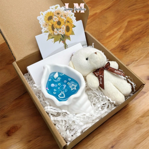 Vải bông mềm của gấu bông mini nên giặt tay nhẹ nhàng với xà phòng nhẹ, tránh dùng nước nóng hoặc máy sấy để không làm hỏng hình dáng. (Ảnh 5) Vải bông mềm của gấu bông mini nên giặt tay nhẹ nhàng với xà phòng nhẹ, tránh dùng nước nóng hoặc máy sấy để không làm hỏng hình dáng. (Ảnh 5)
