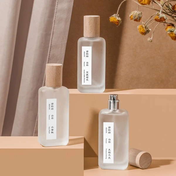 Hương trà, đặc biệt là trà trắng, thường được mô phỏng từ các nốt hương của lá trà xanh, hoa sen, hoa hồng và hoa nhài. (Ảnh 2) Hương trà, đặc biệt là trà trắng, thường được mô phỏng từ các nốt hương của lá trà xanh, hoa sen, hoa hồng và hoa nhài. (Ảnh 2)