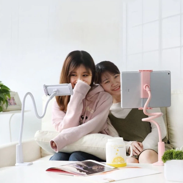 Kẹp đa năng hứa hẹn tối ưu không gian nhưng thực tế lại gây cản trở khi xoay góc iPad và điện thoại. - Ảnh 4