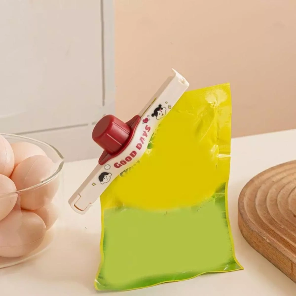 Kích thước kẹp nên phù hợp với các loại túi thường dùng trong gia đình: từ 5cm đến 15cm chiều rộng. (Ảnh 3) Kích thước kẹp nên phù hợp với các loại túi thường dùng trong gia đình: từ 5cm đến 15cm chiều rộng. (Ảnh 3)