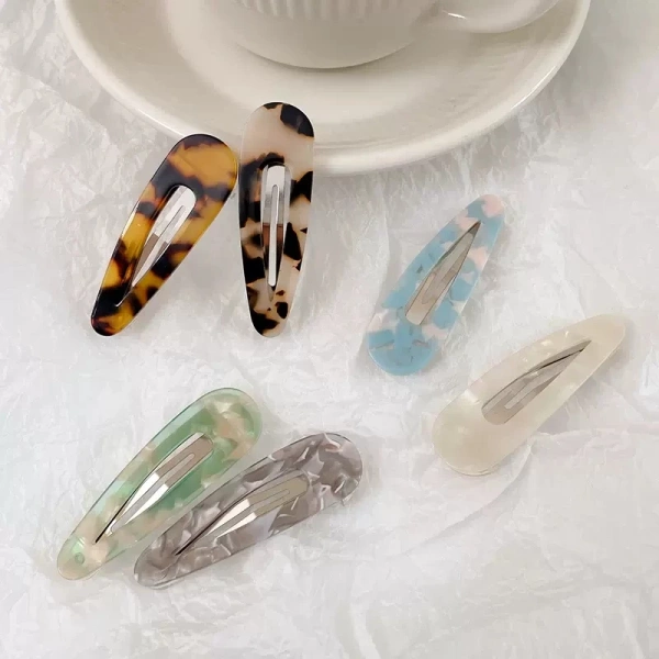 Một trong những lợi thế của kẹp acetate là khả năng thích ứng với đa dạng kiểu tóc mà không làm mất đi thẩm mỹ. (Ảnh 5) Một trong những lợi thế của kẹp acetate là khả năng thích ứng với đa dạng kiểu tóc mà không làm mất đi thẩm mỹ. (Ảnh 5)