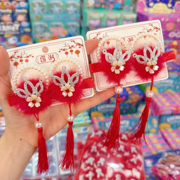 Trong bối cảnh nhu cầu tìm kiếm phụ kiện tóc phù hợp cho lễ hội Tết ngày càng tăng, bộ Set 2 kẹp tóc đỏ siêu xinh đã được thiết kế đặc biệt để đáp ứng yêu cầu thẩm mỹ và chức năng giữ tóc ổn định. (Ảnh 5)