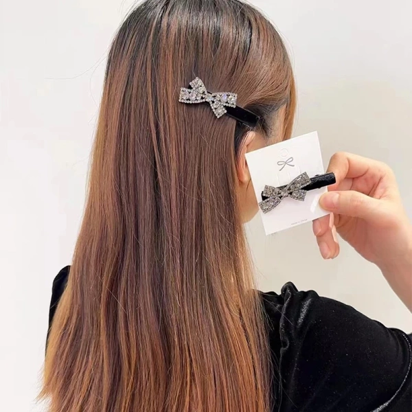 Kẹp tóc nhung đen nhẹ nhàng sang trọng nhưng độ ẩm cao khiến tóc trượt khó giữ kiểu - Ảnh 4