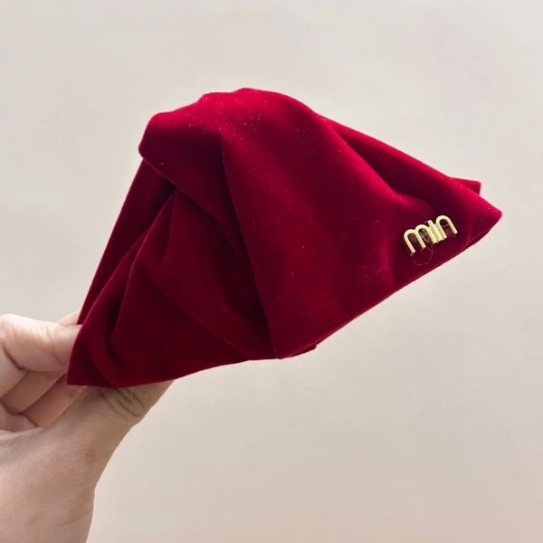 Lụa và satin cũng là vật liệu mềm, hỗ trợ giữ ẩm cho tóc, tuy nhiên, chúng thường có độ bền thấp hơn, dễ rách khi dùng thường xuyên. (Ảnh 3) Lụa và satin cũng là vật liệu mềm, hỗ trợ giữ ẩm cho tóc, tuy nhiên, chúng thường có độ bền thấp hơn, dễ rách khi dùng thường xuyên. (Ảnh 3)