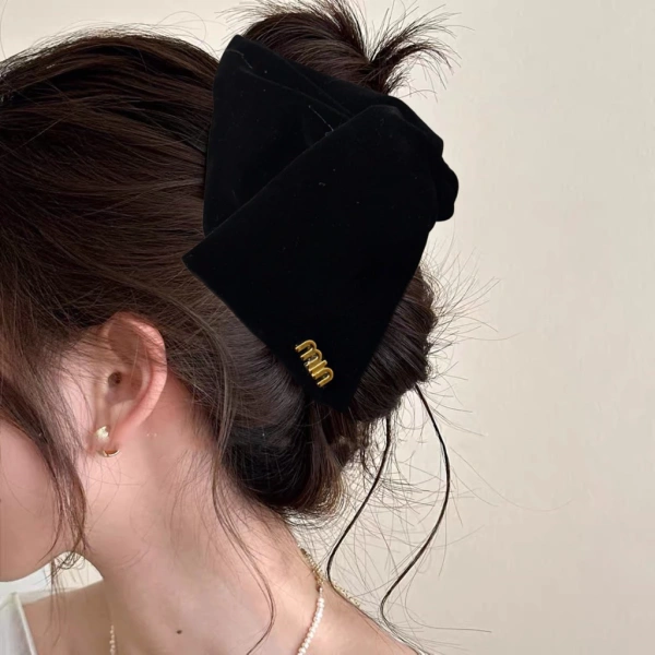 Với thiết kế K268, chiếc kẹp tóc mang độ dài 13cm phù hợp cho hầu hết mọi kiểu tóc, từ ngắn gọn đến dài dày. (Ảnh 4) Với thiết kế K268, chiếc kẹp tóc mang độ dài 13cm phù hợp cho hầu hết mọi kiểu tóc, từ ngắn gọn đến dài dày. (Ảnh 4)