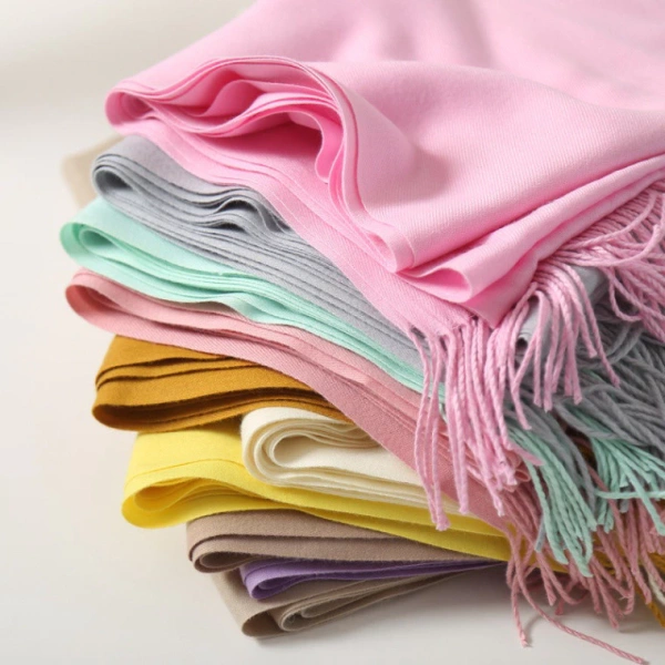 Khăn choàng cổ cashmere dày: Khi nhận ra nó còn là lớp chắn nắng cho cả ngày làm việc - Ảnh 3