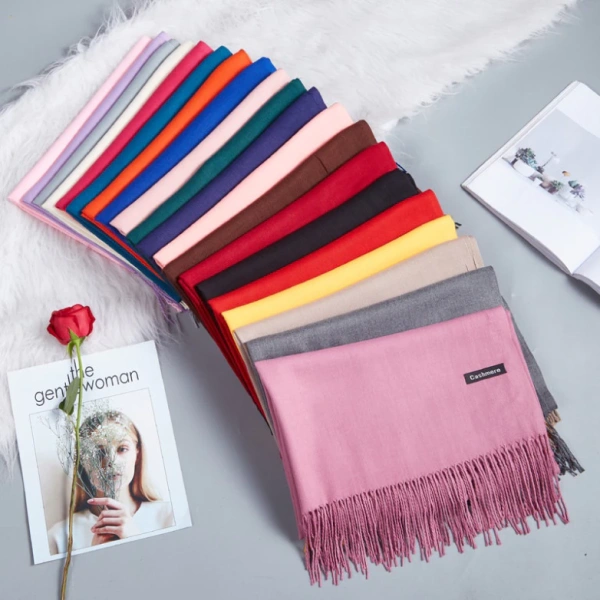 Khăn choàng cổ cashmere dày: Khi nhận ra nó còn là lớp chắn nắng cho cả ngày làm việc - Ảnh 5