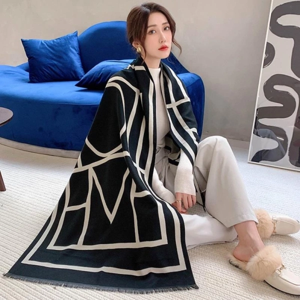 Đối với phụ nữ Việt, việc tìm kiếm một phụ kiện vừa ấm vừa “đẹp” không hề dễ dàng. (Ảnh 2) Đối với phụ nữ Việt, việc tìm kiếm một phụ kiện vừa ấm vừa “đẹp” không hề dễ dàng. (Ảnh 2)