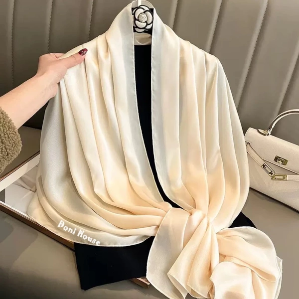Trong thị trường hiện nay, có nhiều loại khăn lụa với mẫu mã và giá cả đa dạng. (Ảnh 3) Trong thị trường hiện nay, có nhiều loại khăn lụa với mẫu mã và giá cả đa dạng. (Ảnh 3)