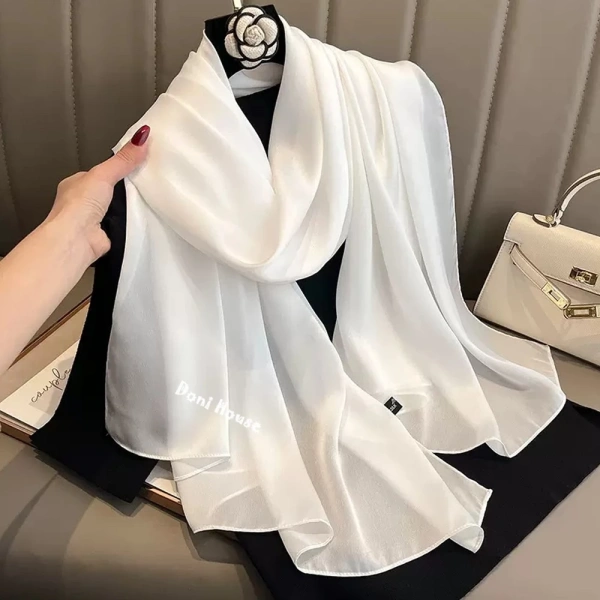 Để chiếc khăn lụa luôn như mới sau mỗi lần sử dụng, việc chăm sóc đúng cách là điều không thể bỏ qua. (Ảnh 4) Để chiếc khăn lụa luôn như mới sau mỗi lần sử dụng, việc chăm sóc đúng cách là điều không thể bỏ qua. (Ảnh 4)