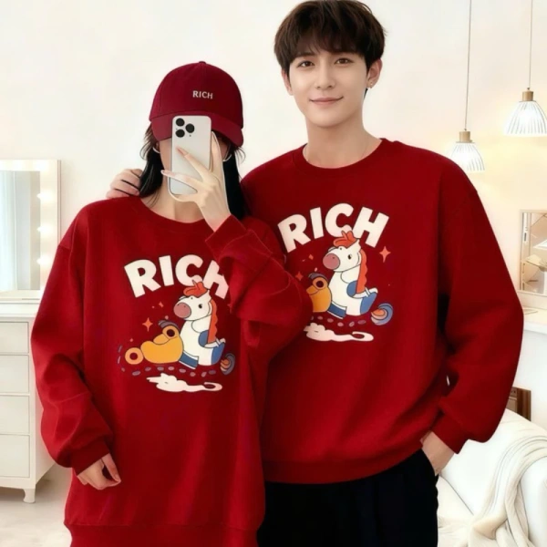 Một lựa chọn đang được nhiều gia đình quan tâm hiện nay là Áo nỉ gia đình mặc tết 2026 họa tiết hình con ngựa RICH. (Ảnh 3)