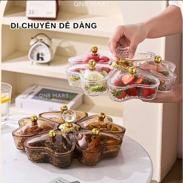 Với nhu cầu vừa muốn “đông gia đình” vừa tạo nên không gian bày biện sang trọng, nhiều người đang hướng tới những bộ khay đựng mứt có quai cùng các hũ đa dạng hình dạng. (Ảnh 3) Với nhu cầu vừa muốn “đông gia đình” vừa tạo nên không gian bày biện sang trọng, nhiều người đang hướng tới những bộ khay đựng mứt có quai cùng các hũ đa dạng hình dạng. (Ảnh 3)