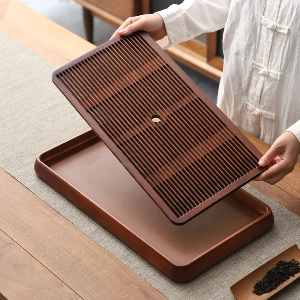 Để duy trì hương vị trà thuần khiết, người dùng cần chủ động quản lý độ ẩm của khay gỗ. (Ảnh 3)