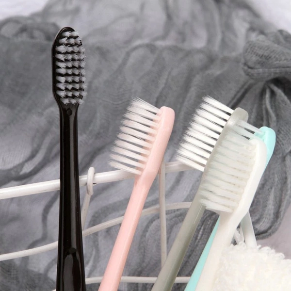 Người tiêu dùng thường cho rằng việc mua một combo 10 chiếc bàn chải trong túi zip sẽ giúp họ “đủ dùng” trong thời gian dài, tránh phải ra tiệm hay mua lẻ. (Ảnh 2)