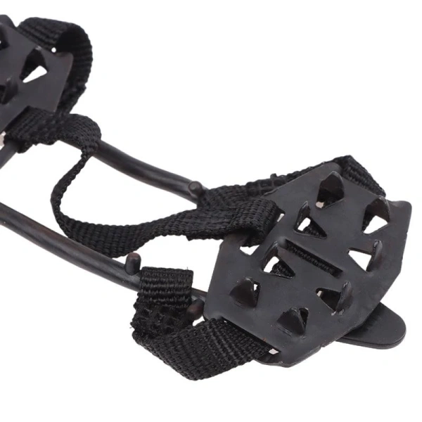 Mặc dù có nhiều thương hiệu cung cấp crampon, nhưng chúng không đều mang lại cùng mức độ an toàn. (Ảnh 4) Mặc dù có nhiều thương hiệu cung cấp crampon, nhưng chúng không đều mang lại cùng mức độ an toàn. (Ảnh 4)