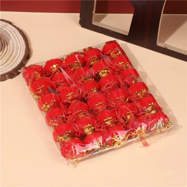 Khi ánh sáng yếu và dây treo rối loạn làm lộ khuyết điểm của đèn lồng mini treo trong góc cây mai Tết. - Ảnh 4 Khi ánh sáng yếu và dây treo rối loạn làm lộ khuyết điểm của đèn lồng mini treo trong góc cây mai Tết. - Ảnh 4