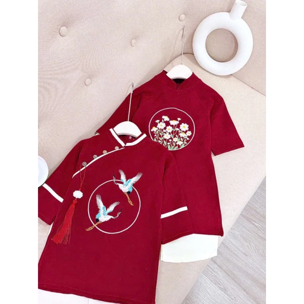 Một bộ áo dài đẹp cũng cần được bảo quản đúng cách để duy trì độ mềm mại và giảm nguy cơ kích ứng cho da bé. (Ảnh 3) Một bộ áo dài đẹp cũng cần được bảo quản đúng cách để duy trì độ mềm mại và giảm nguy cơ kích ứng cho da bé. (Ảnh 3)