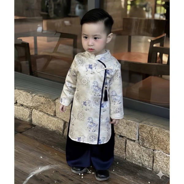 Sản phẩm Áo dài gấm thanh mã được thiết kế đặc biệt cho bé trai, không chỉ chú trọng vào vẻ ngoài lộng lẫy mà còn tối ưu hoá công năng lớp lót. (Ảnh 4) Sản phẩm Áo dài gấm thanh mã được thiết kế đặc biệt cho bé trai, không chỉ chú trọng vào vẻ ngoài lộng lẫy mà còn tối ưu hoá công năng lớp lót. (Ảnh 4)